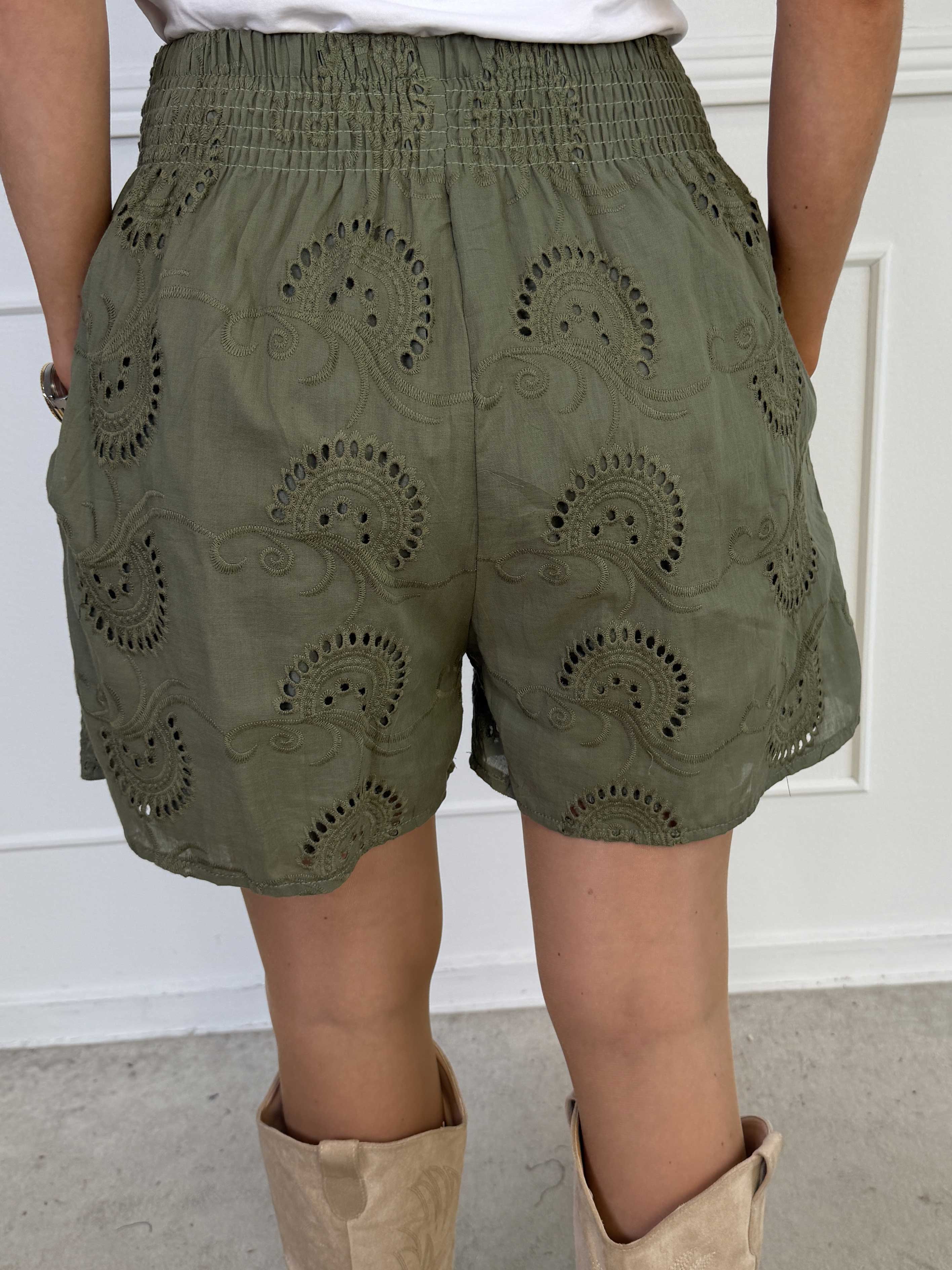 Pams Broderie Shorts - Højtaljede plus size shorts i broderie anglaise